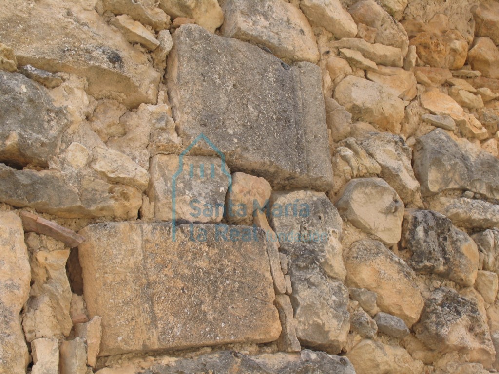 Elementos reutilizados en el muro