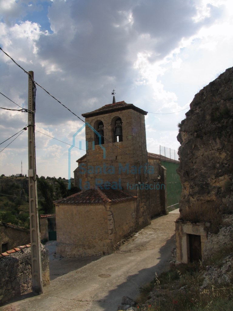 Vista de la cabecera  y la torre campanario desde el noreste