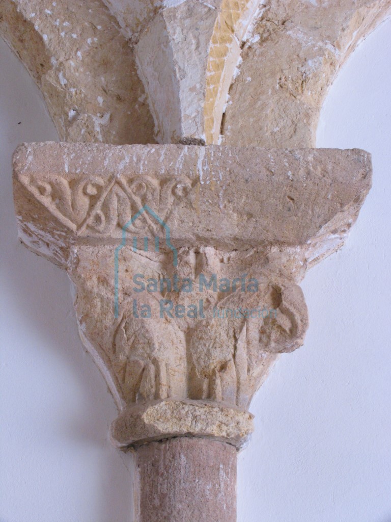 Capitel de la arquería del antiguo pórtico
