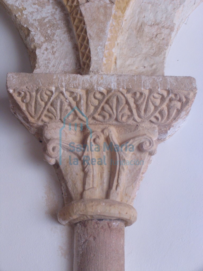 Capitel de la arquería del antiguo pórtico