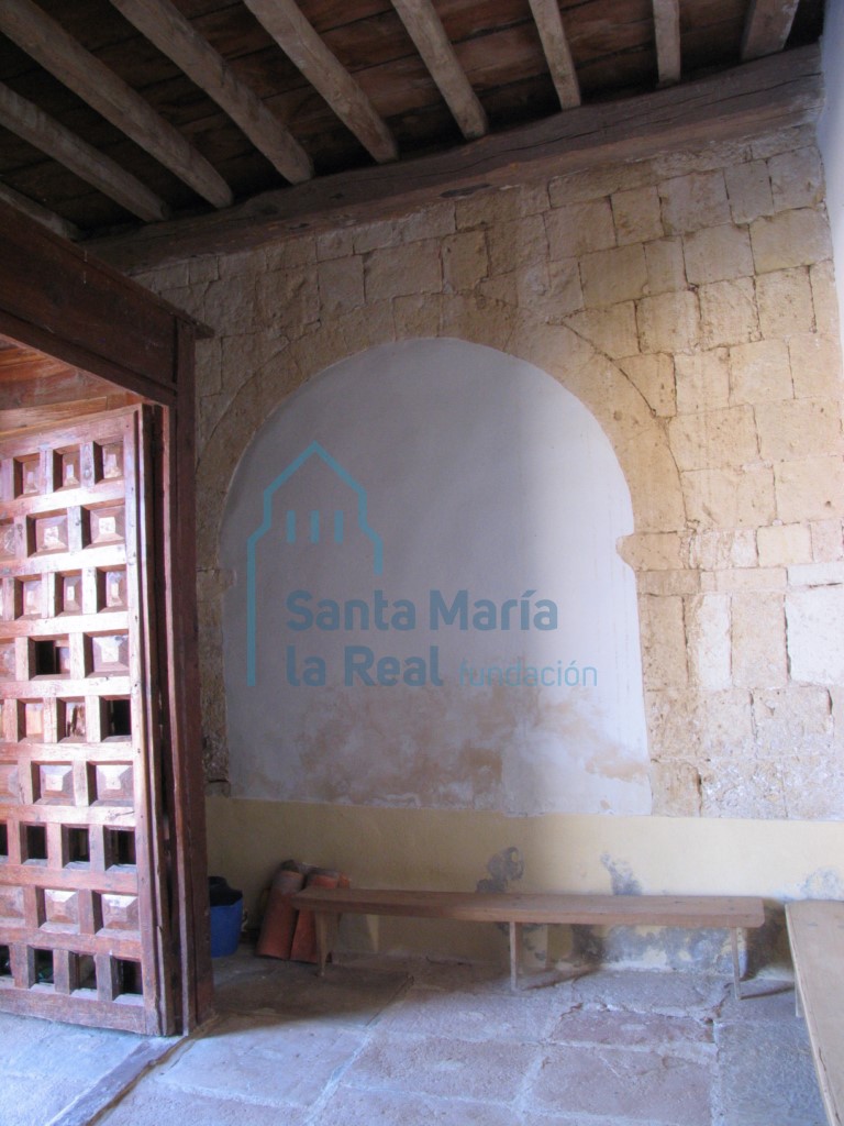 Vista de un arco cegado del antiguo pórtico