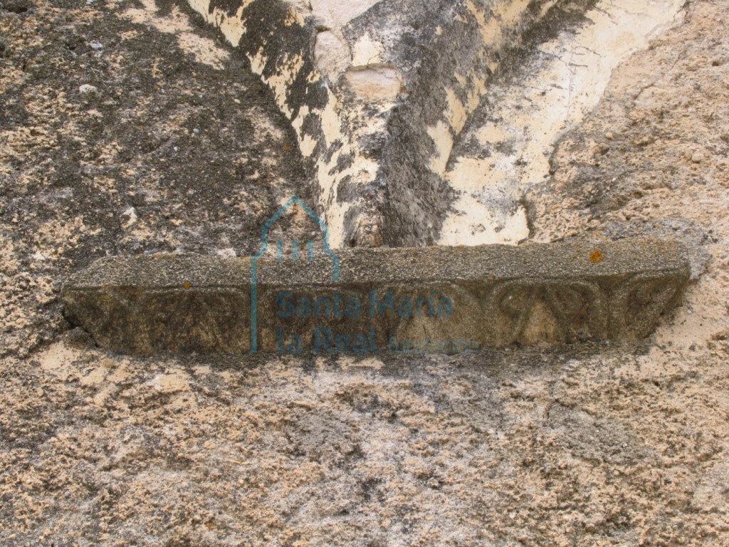 Detalle de los restos de imposta de la arquería de antiguo pórtico desde el exterior
