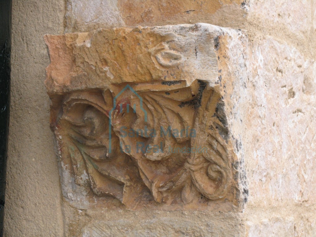 Detalle de la imposta de la portada del porche
