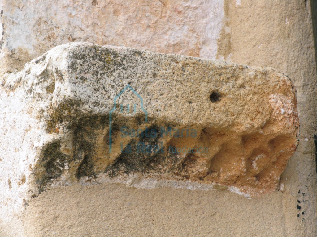 Detalle de los restos de imposta en la portada de acceso al pórtico