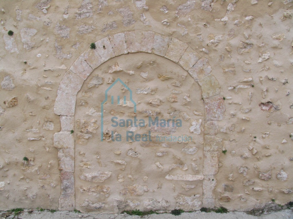 Antigua portada del pórtico cegada