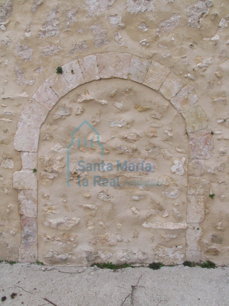 Antigua portada del pórtico cegada