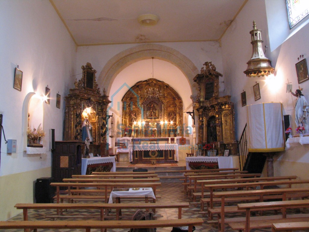 Vista del interior de la iglesia desde los pies