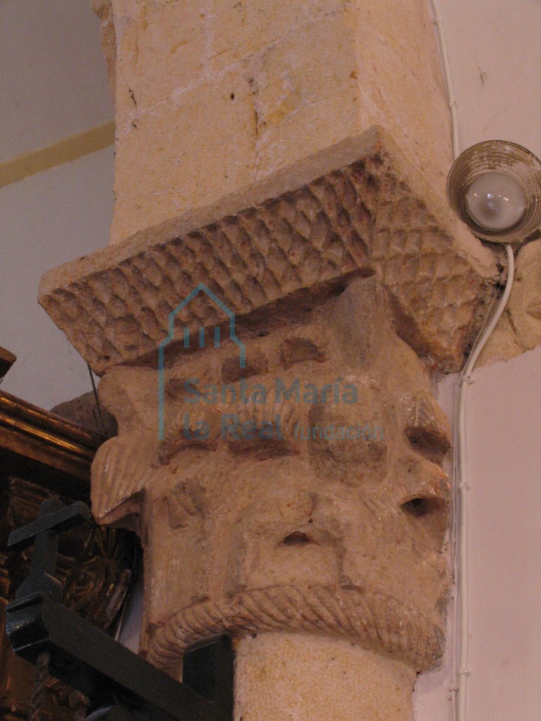 Capitel del lado norte del arco triunfal