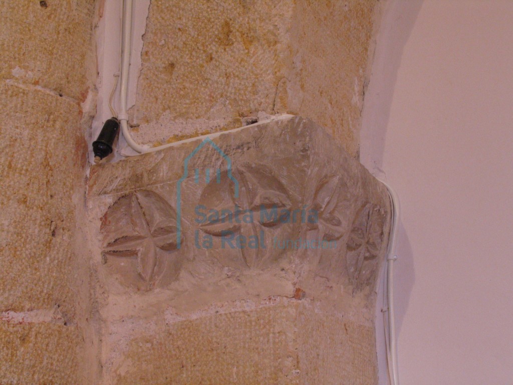 Detalle de la imposta de un arco de la arquería del lado norte del presbiterio