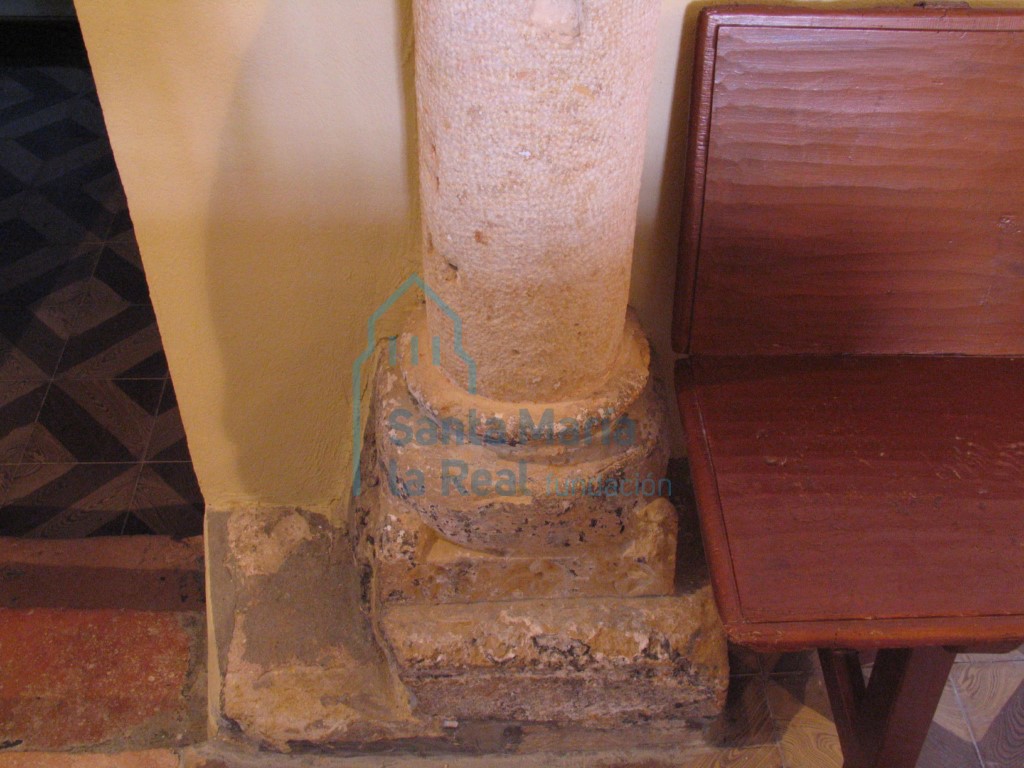 Basa de la columna del arco triunfal