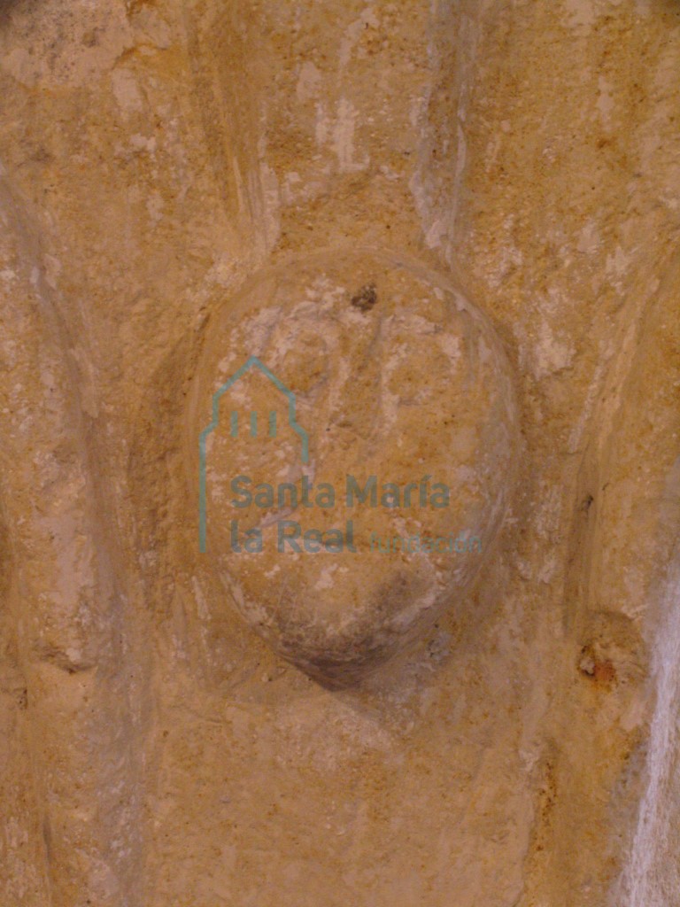Detalle de un capitel de la arquería del lado sur del presbiterio