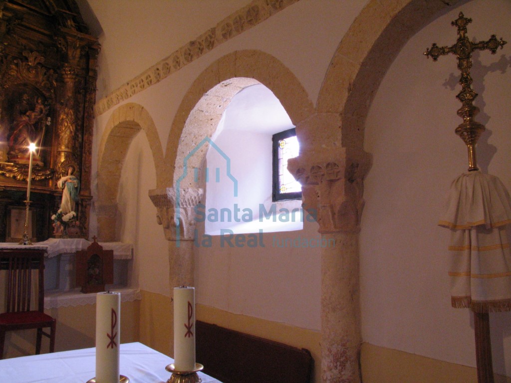 Vista de la arquería del lado sur del presbiterio