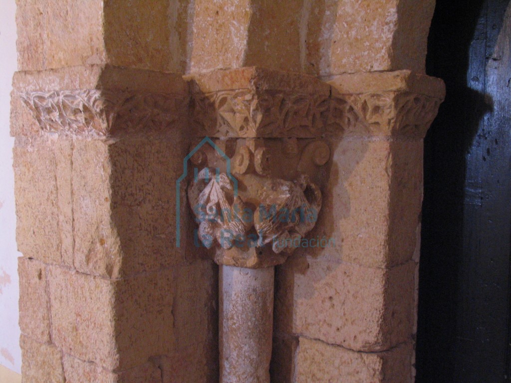 Detalle del lado izquierdo de la portada