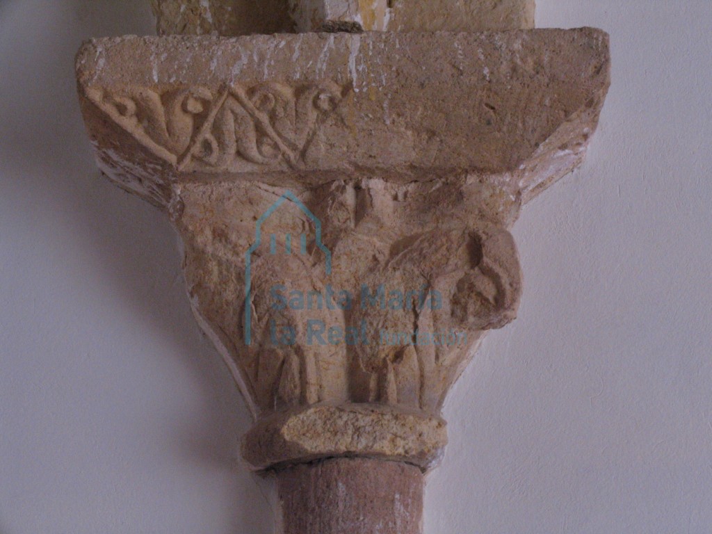 Capitel de una columna en los restos del pórtico