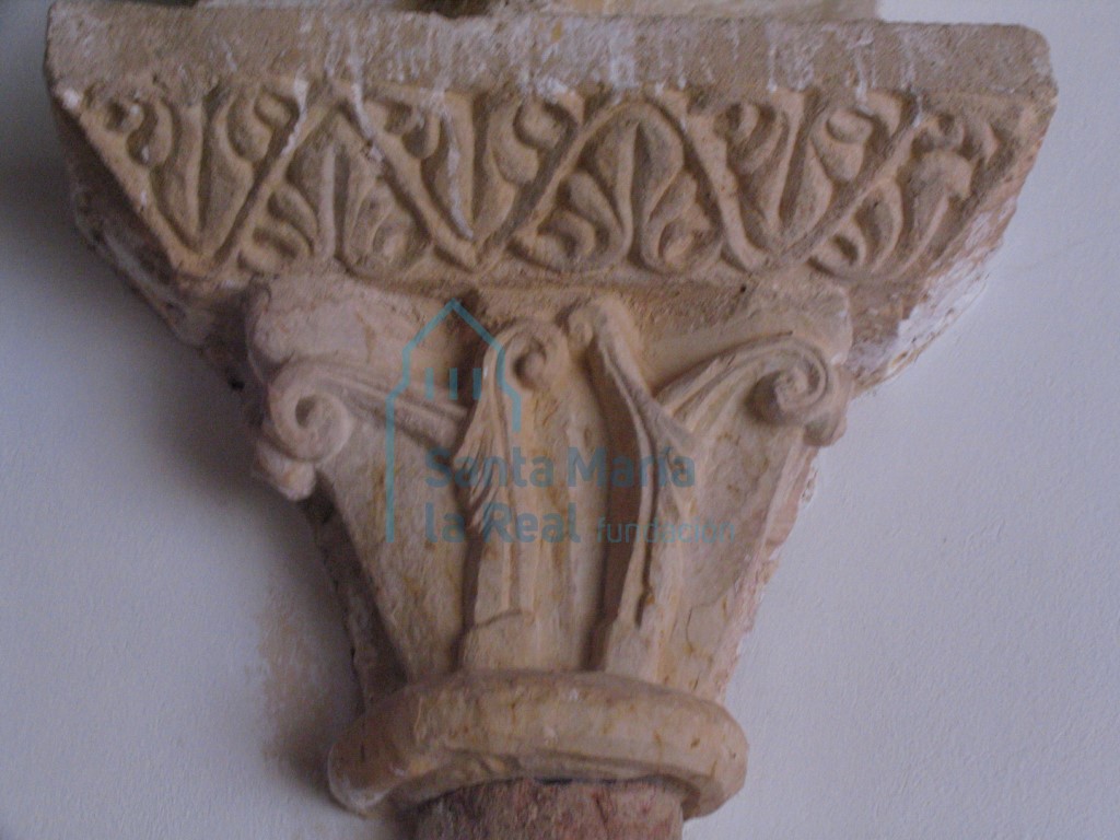 Capitel de una columna en los restos del pórtico