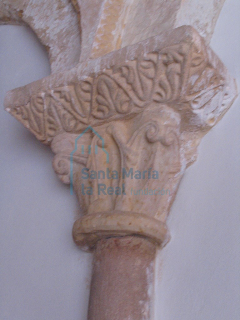 Capitel de una columna en los restos del pórtico