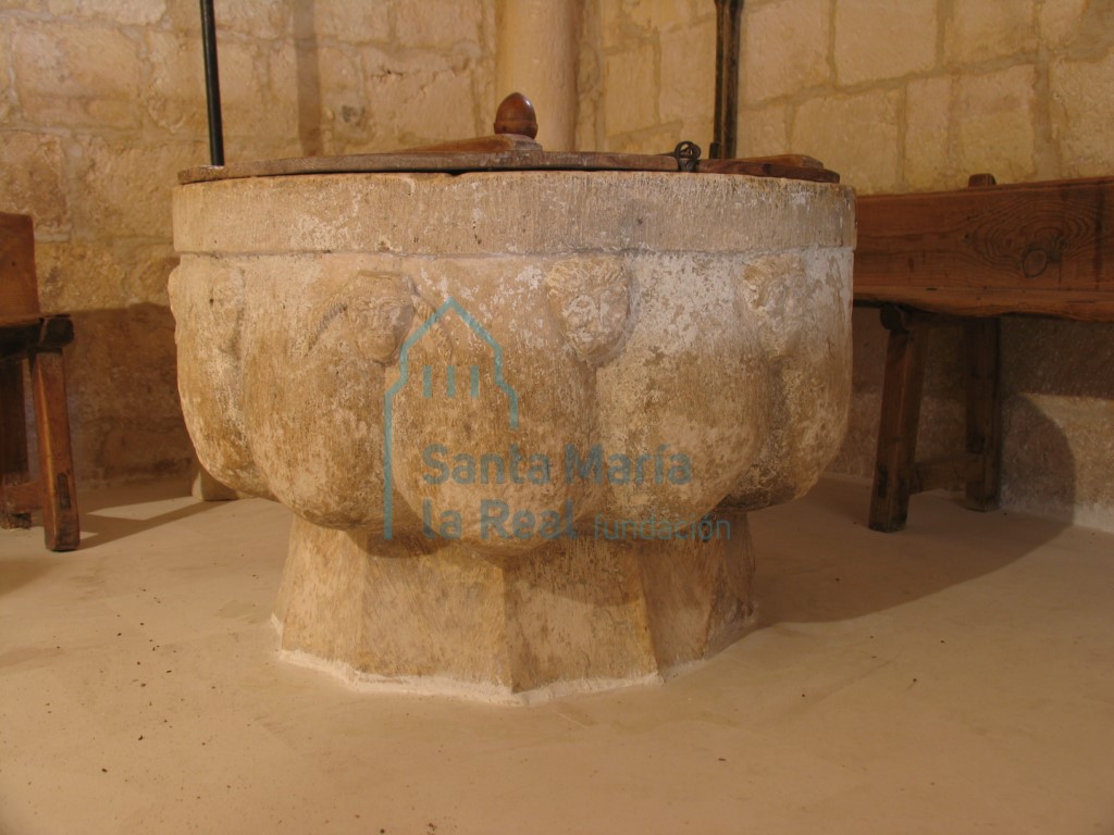 Pila bautismal gallonada