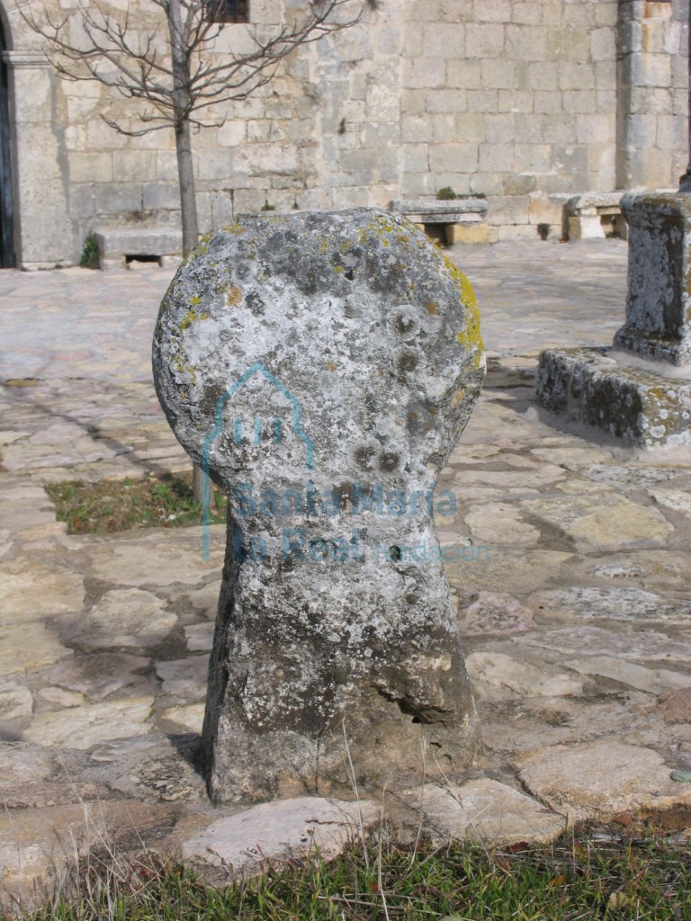 Estéla en el exterior de la iglesia