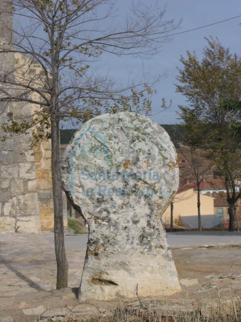 Estela en el exterior de la iglesia