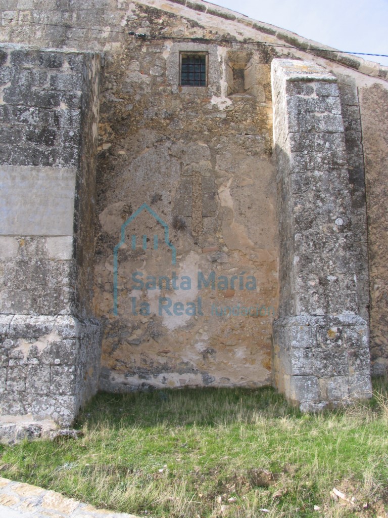 Vista exterior de los contrafuertes de la cabecera