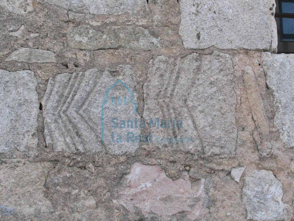 Elementos reutilizados en el muro