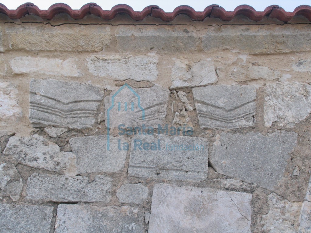 Elementos reutilizados en el muro del pórtico cegado
