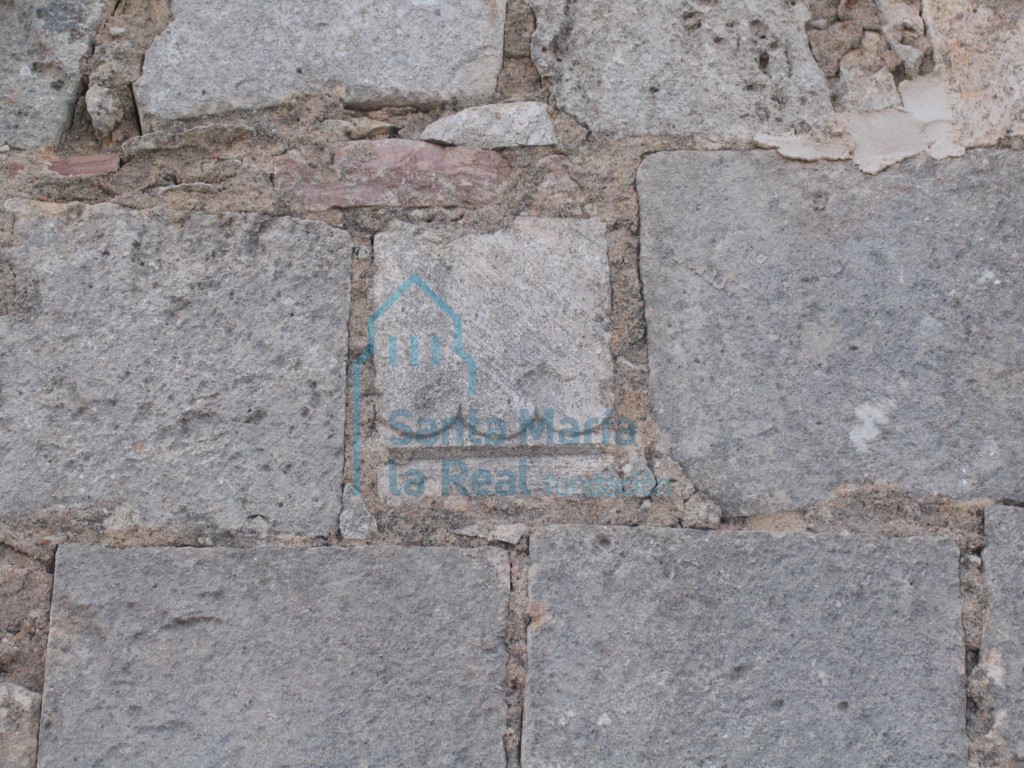 Elemento reutilizados en el muro del pórtico cegado