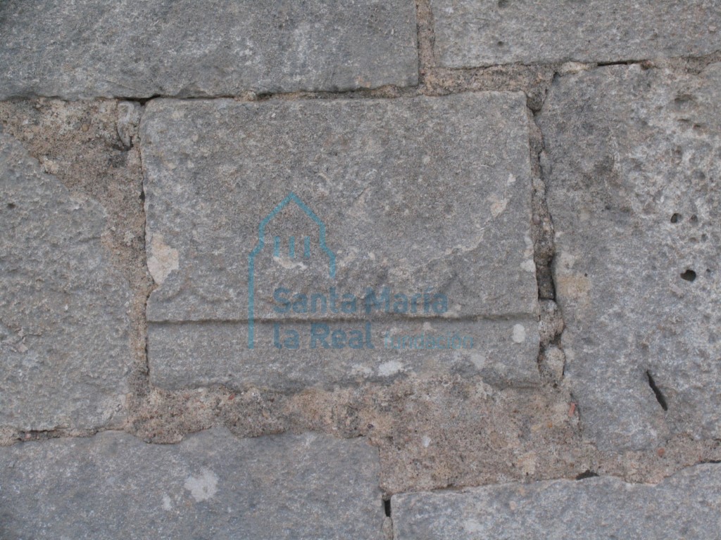 Elemento reutilizado en el muro del pórtico cegado