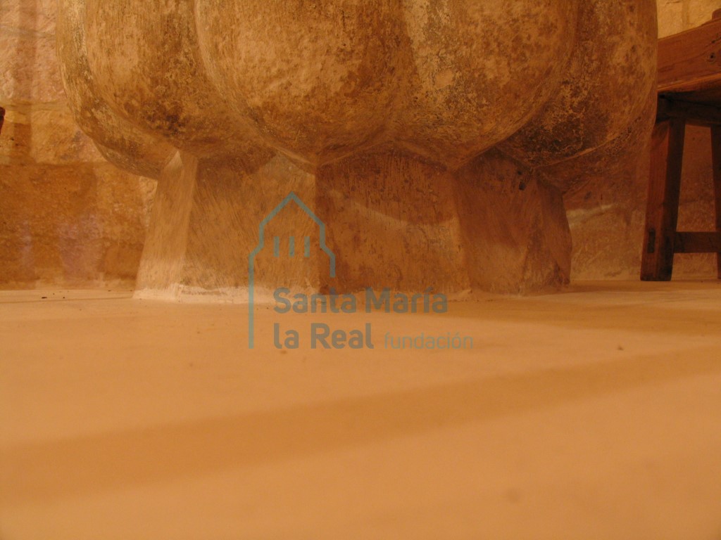 Detalle del pie de la pila bautismal