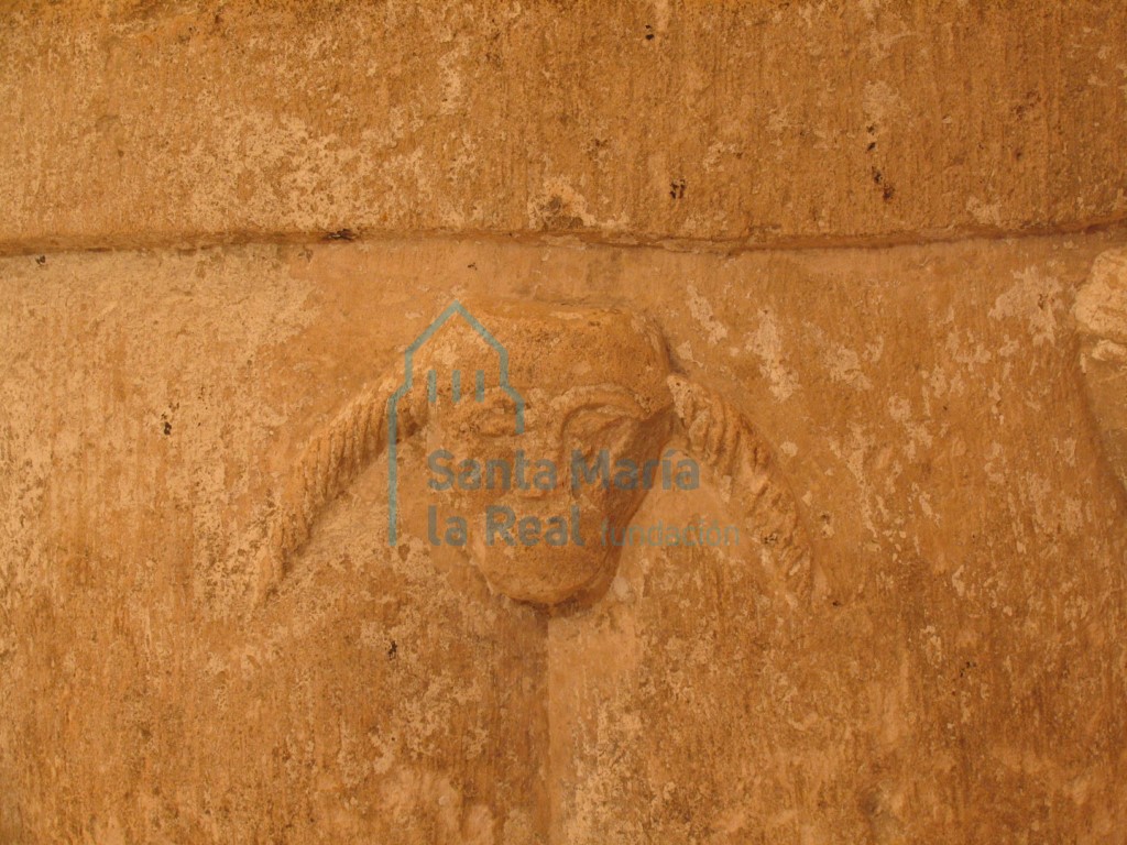 Detalle de la pila bautismal. Cabecita de animal
