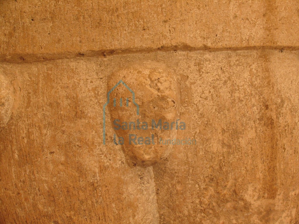 Detalle de la pila bautismal. Cabecita