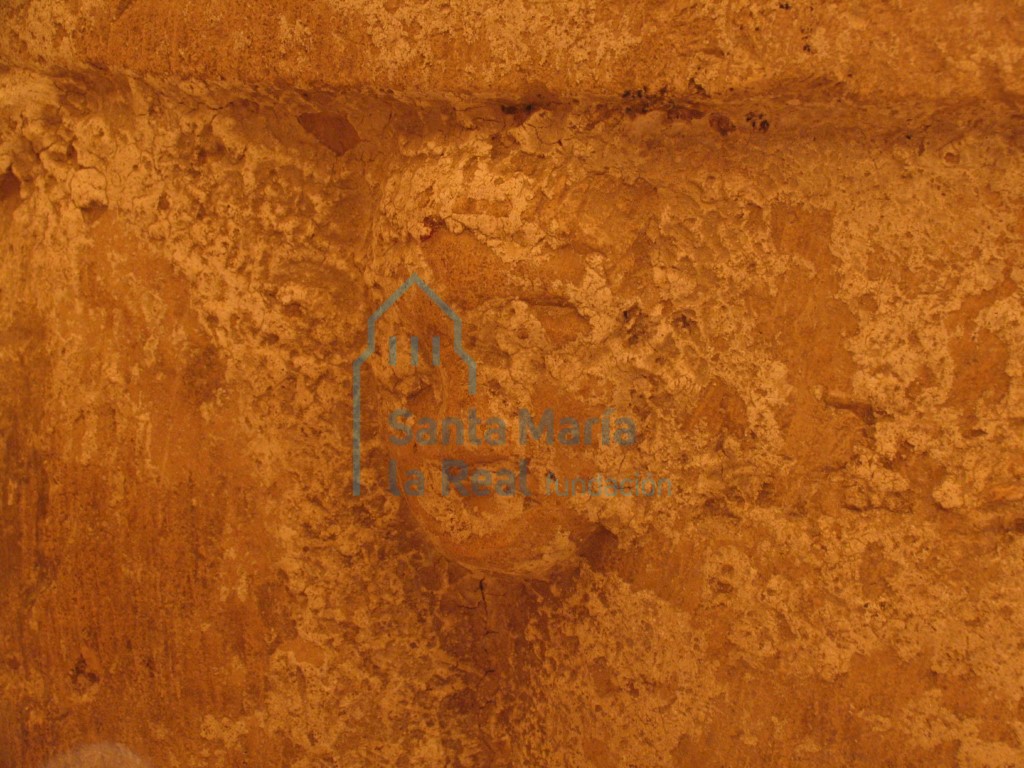 Detalle de la pila bautismal. Cabecita