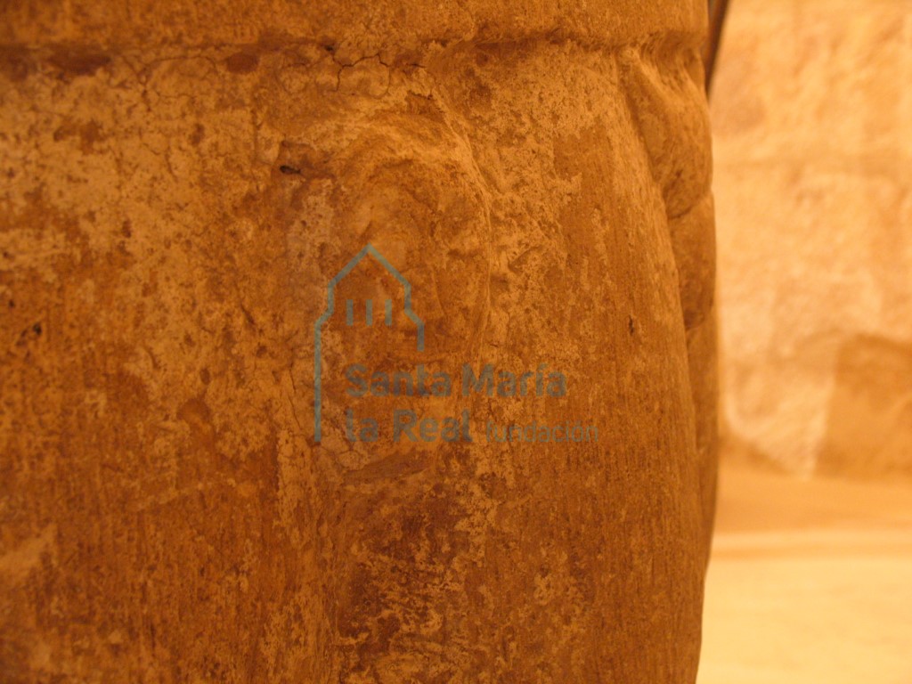 Detalle de la pila bautismal. Cabecita