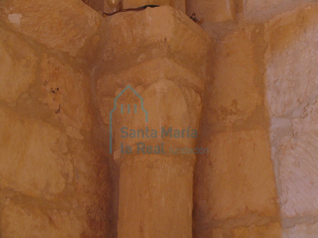 Capitel de la columna del baptisterio