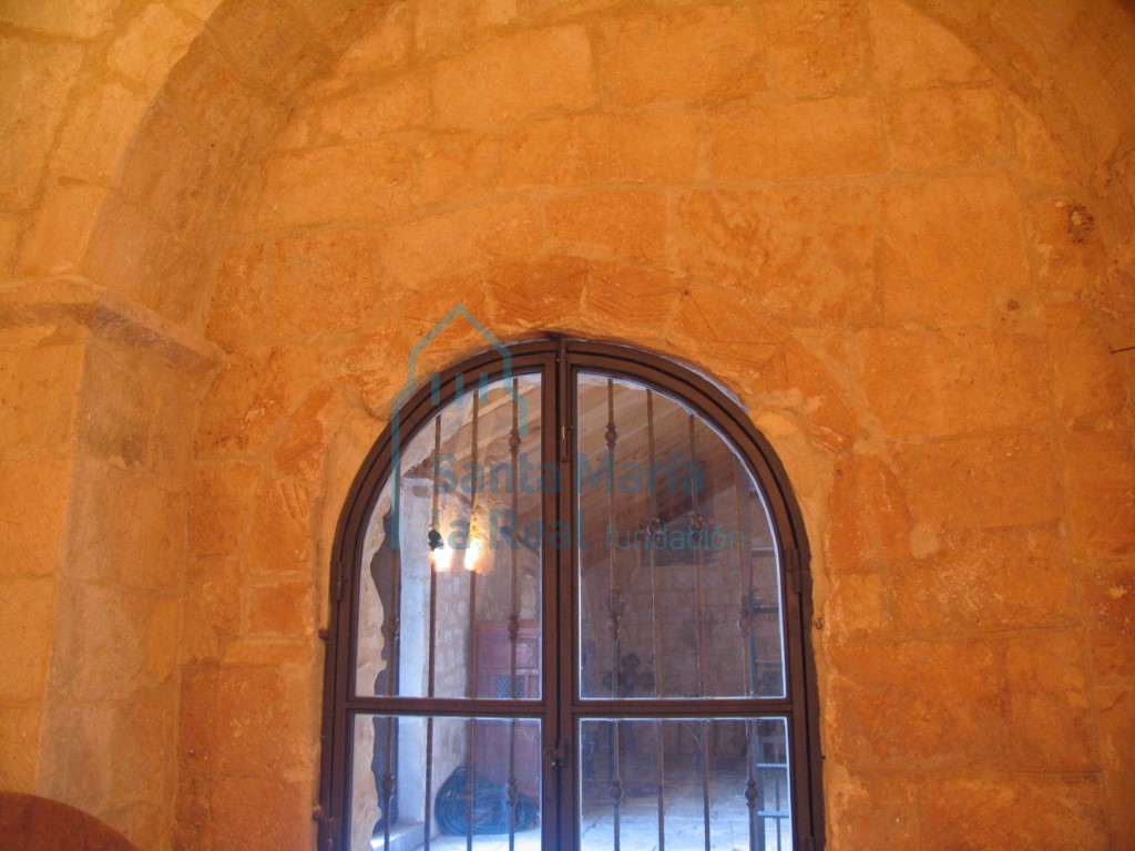 Detalle del interior del baptisterio. Puerta de acceso al pórtico