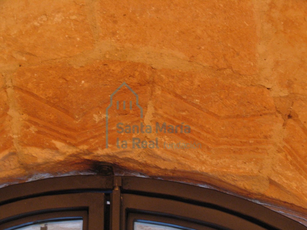 Detalle del arco de la puerta del baptisterio que da acceso