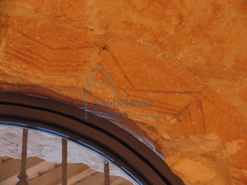 Detalle del arco de la puerta del baptisterio que da acceso