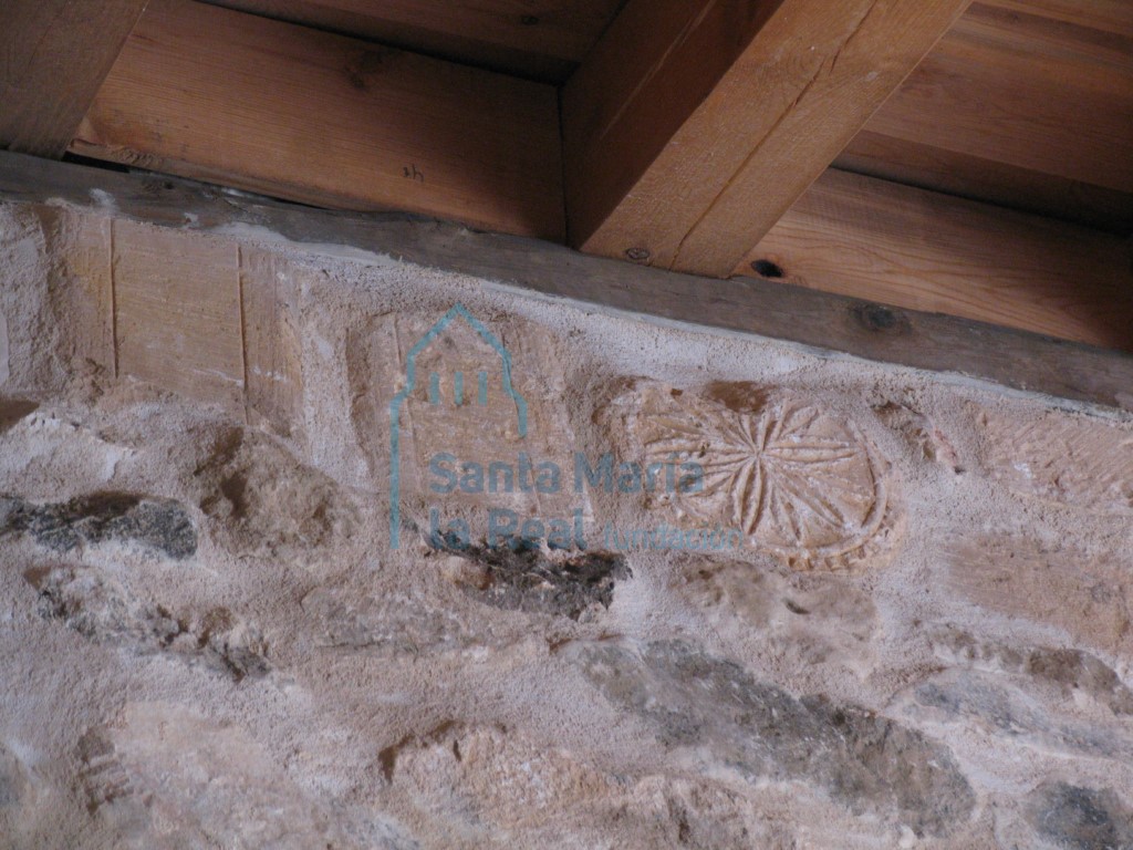 Elementos reutilizados en el interior del pórtico meridional