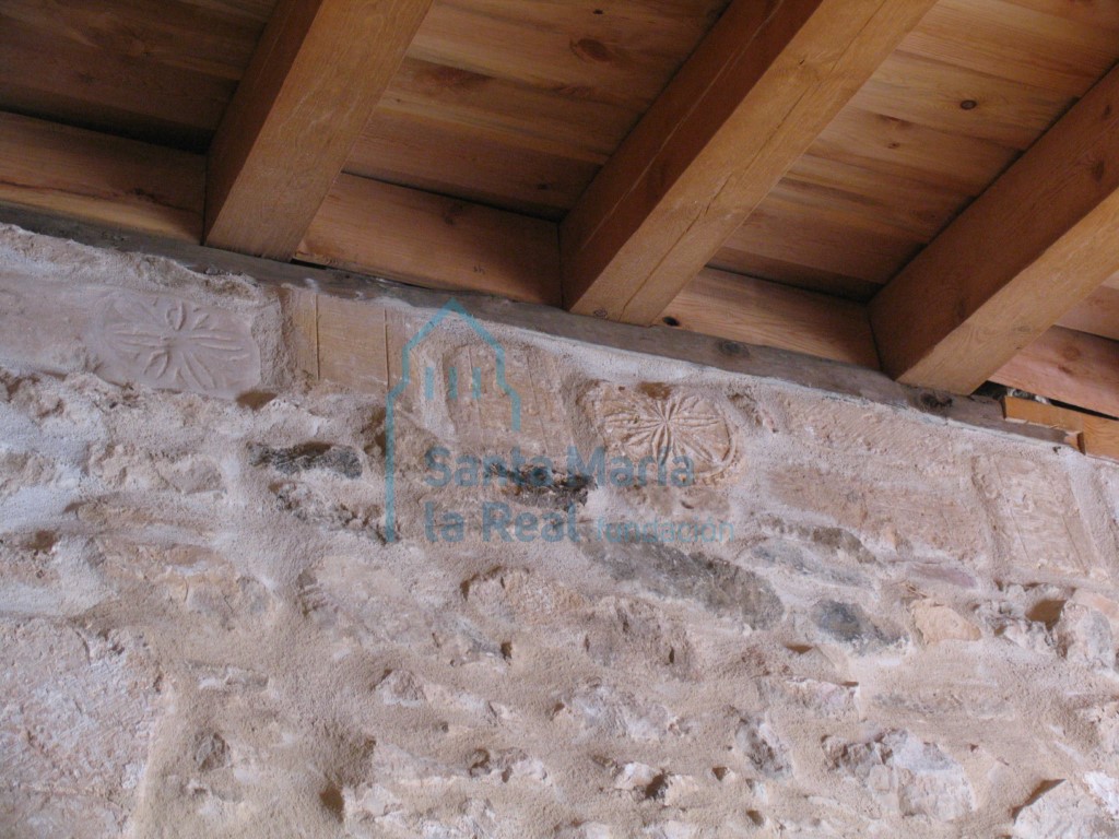 Elementos reutilizados en el interior del pórtico meridional Elementos reutilizados en el interior del pórtico meridional