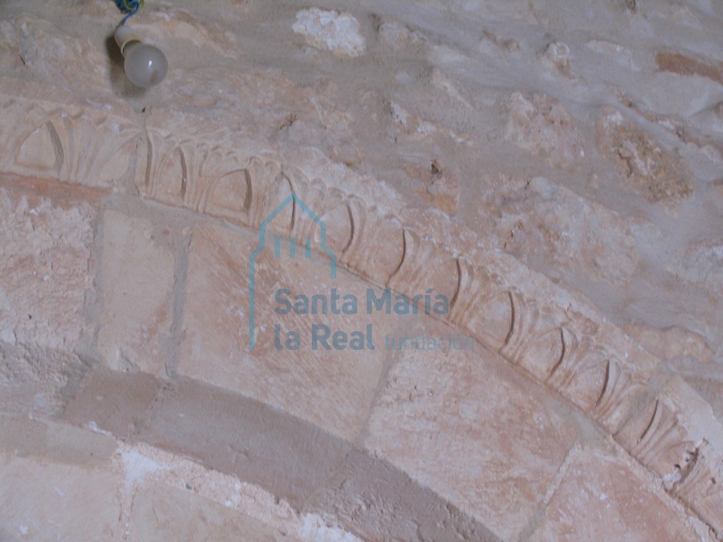 Detalle de la chambrana de la portada meridional con decoración de ramilletes moldeados que perfilan hojas lanceoladas