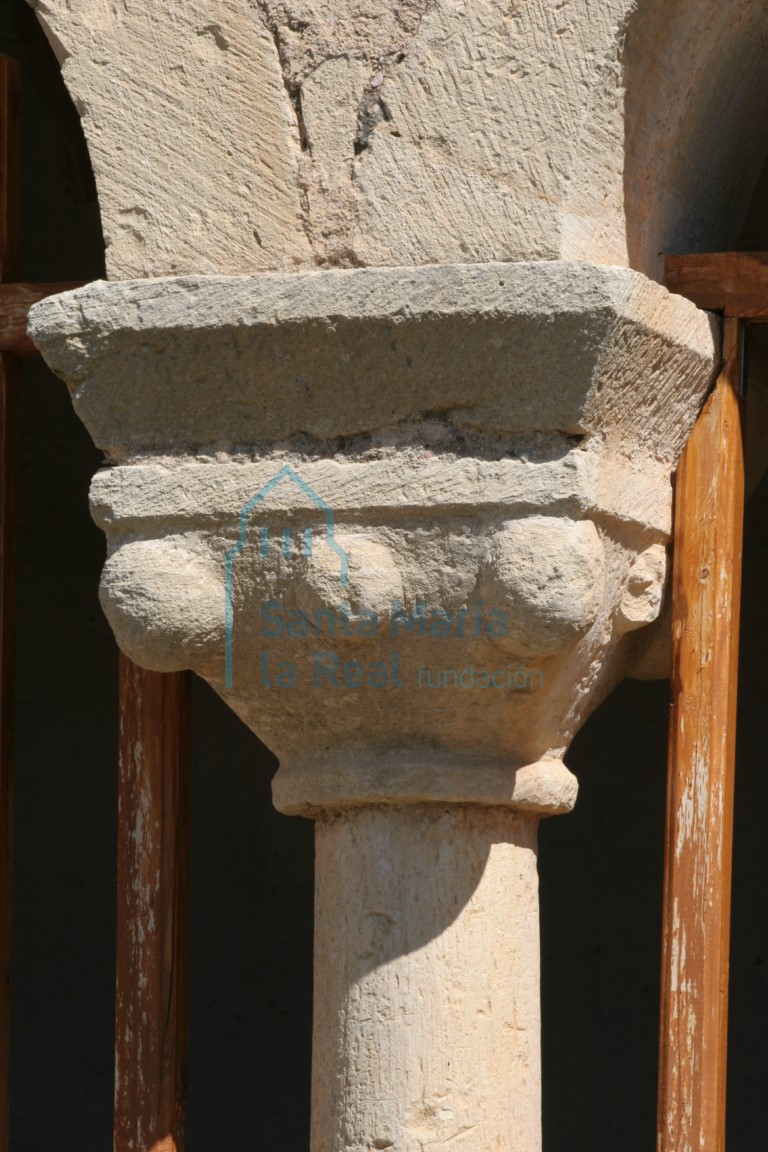 Detalle del capitel de la galería porticada