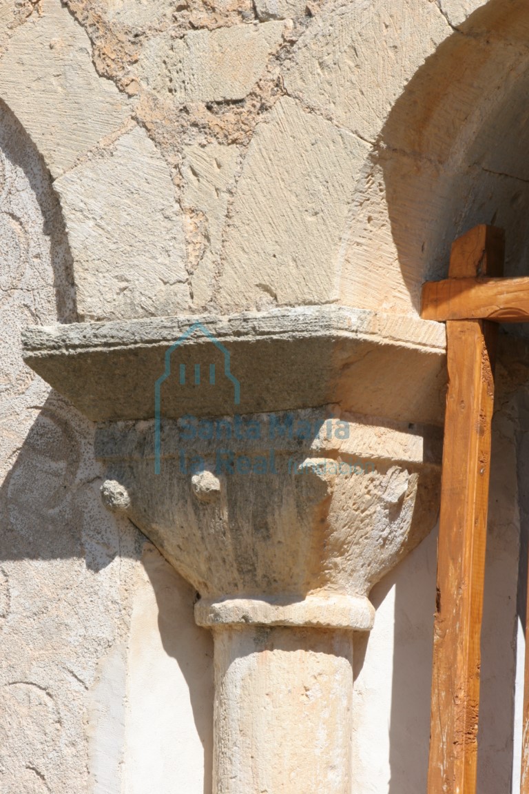 Detalle del capitel de la galería porticada