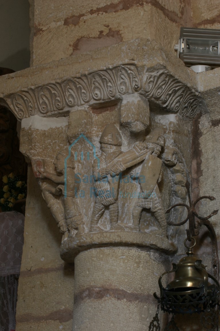 Capitel del arco triunfal en el lado del evangelio bajo cimacio de palmetas.