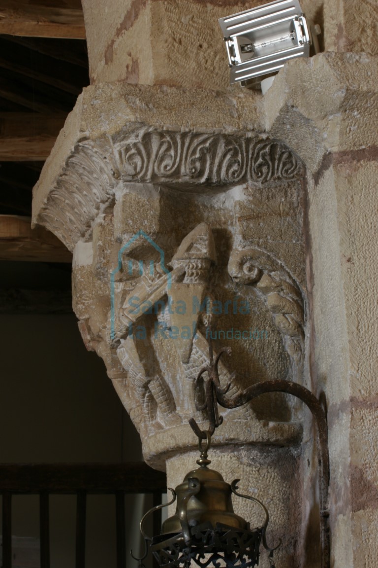 Capitel del arco triunfal en el lado del evangelio bajo cimacio de palmetas.