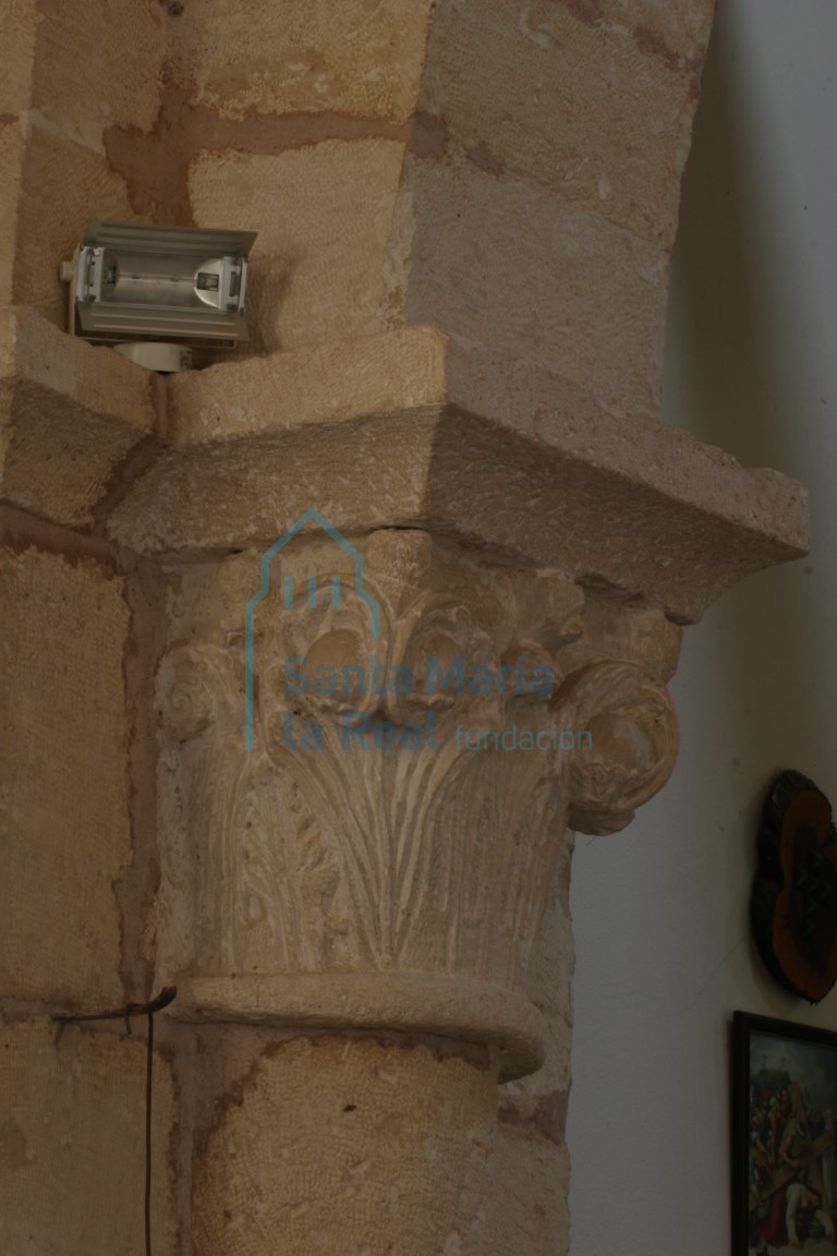 Capitel del lado de la epístola decorado con acantos de puntas incurvadas acogiendo granas y entre ellos estilizadas palmetas, coronándose con cimacio de nacela