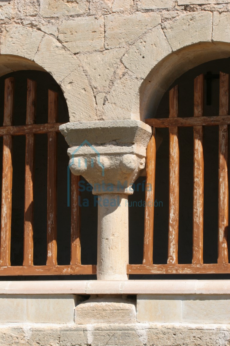 Detalle de la arquería de la garlería porticada