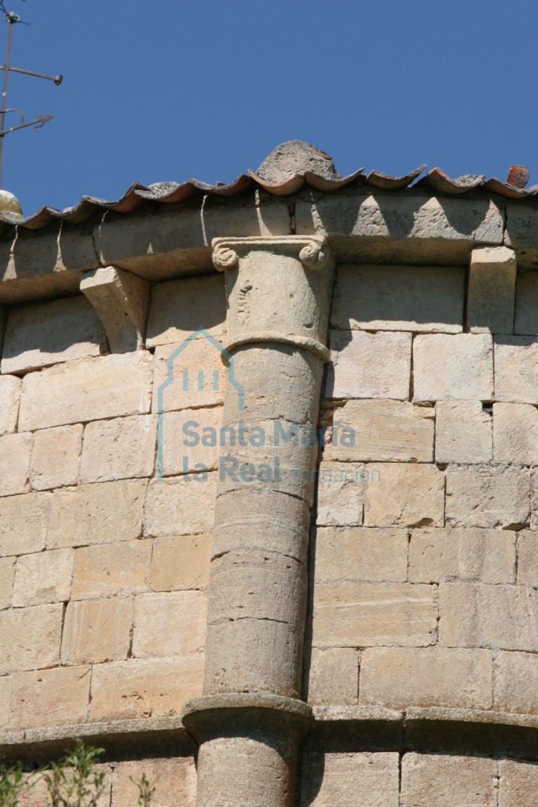 Detalle de la cornisa y una columna del ábside