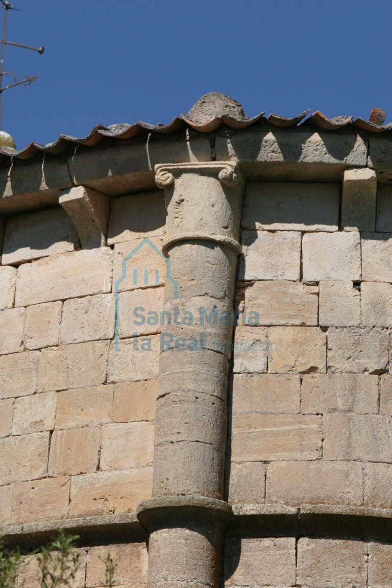 Detalle de la cornisa y una columna del ábside