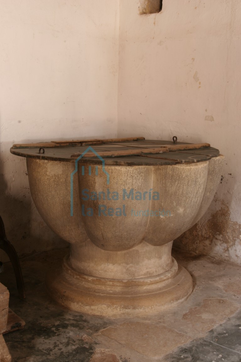 Pila bautismal gallonada