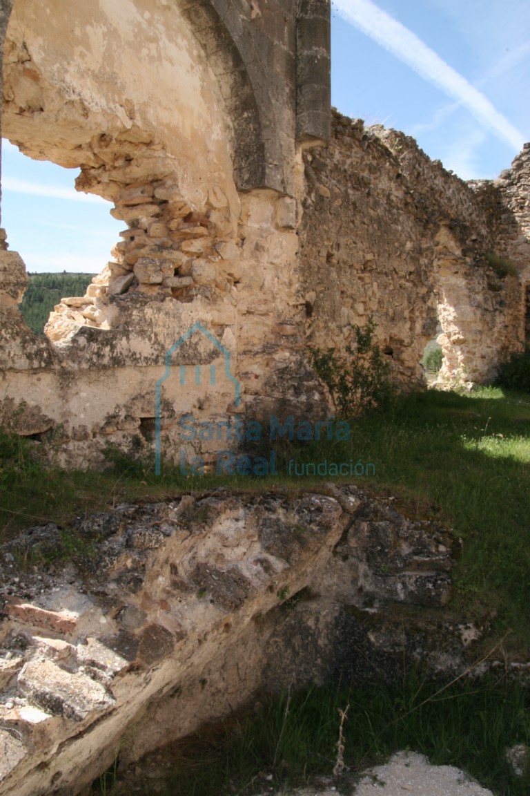 Vista interior del muro sur y del arranque de la bóveda de la cripta